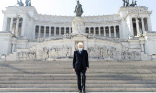 25 aprile: Mattarella all'altare della Patria da solo Da solo e con la mascherina: a sorpresa, la mattina del 25 aprile, il presidente della Repubblica Sergio Mattarella visita l’altare della Patria, a Roma. ANSA