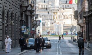 Pope Francis on a private visit to the church of San Marcello al Corso Papa Francesco in giro a piedi per Roma per invocare la fine della pandemia da Coronavirus. Il pontefice lascia il Vaticano in forma privata e raggiunge la chiesa di San Marcello al Corso e il crocifisso in legno che protesse Roma dalla “grande peste” nel Cinquecento, per chiedere il miracolo, Rome, 15 marzo 2020. ANSA/VATICAN MEDIA