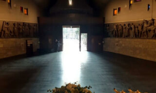 Coronavirus: Gori, finalmente vuota chiesa cimitero Bergamo "La chiesa del cimitero di #Bergamo vuota. Finalmente". Sono le parole con cui il sindaco di Bergamo, Giorgio Gori, accompagna questa foto. Nell'immagine la chiesa, dove nelle settimane precedenti erano state riposte le bare perché non c'era più spazio nelle camere mortuarie, finalmente vuota. Quella delle bare nella chiesa era una delle immagini, insieme alla fila dei mezzi dell'Esercito che hanno portato in altre città i feretri dei morti bergamaschi di Covid, che hanno segnato la tragedia della provincia.
ANSA/FACEBOOK GIORGIO GORI