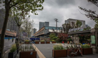 Coronavirus quarantine eased in Wuhan Guardie di sicurezza vicino al mercato ittico di Huanan, a Wuhan, in Cina, 30 marzo 2020. EPA