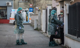 ANSA-CRONOLOGIA/ Un mese fa il paziente zero, poi la pandemia. I trenta giorni che hanno sconvolto l'Italia I carabinieri del Nas, insieme a personale medico specializzato, prelevano con un'ambulanza bio contenitiva dalla loro abitazione di Castiglione d'Adda i genitori di Mattia, 38 anni, il paziente 'numero 1', trasferito dall'ospedale di Codogno al Policlinico San Matteo di Pavia. I due anziani sono stati prelevati da personale sanitario in tuta asettica bianca e, dopo aver fatto indossare loro la mascherina, accompagnati fino a una vicina ambulanza, che li ha portati via, 22 febbraio 2020. Ansa/Matteo Corner