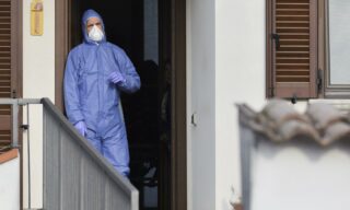Medici e infermieri trasferiscono un paziente all'ospedale di Codogno, 23 febbraio 2020. Il 21 febbraio viene individuato il primo focolaio di Covid-19 a Codogno, Lodi, con il primo caso diagnosticato su un 38enne. È Mattia, il "paziente 1". ANSA / Andrea Fasani
