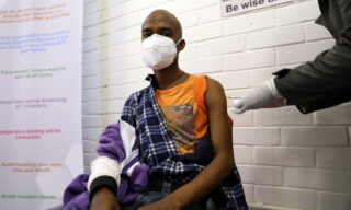 South Africa Covid-19 Corona virus vaccine trial Uno dei primi pazienti su cui in Sudafrica viene testato un potenziale vaccino contro il Coronavirus all'ospedale Baragwanath a Soweto, Sudafrica, 24 giugno 2020. EPA/SIPHIWE SIBEKO