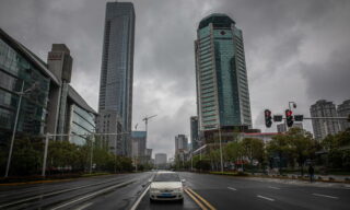 Coronavirus quarantine eased in Wuhan Un’auto attende che scatti il semaforo verde in una strada deserta di Wuhan, in Cina, considerata epicentro mondiale dell’epidemia, 29 Marzo 2020. EPA/ROMAN PILIPEY