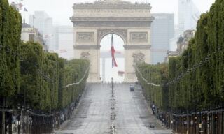 Bastille Day military parade Gli Champs Elysees deserti e sullo sfondo l'Arc de Triomphe dopo la parata militare del giorno del 14 luglio (giorno della Bastiglia) 2020. EPA/Christophe Ena
