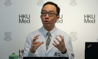 Press conference about the Wuhan coronavirus outbreak Il professor Gabriel Leung, presidente della cattedra di medicina della salute pubblica, HKUMed, e direttore fondatore del Centro di collaborazione per l'epidemiologia delle malattie infettive dell'Oms, partecipa a una conferenza stampa sull'epidemia di Coronavirus di Wuhan a Hong Kong, Cina, 21 gennaio 2020. La Cina ha confermato da poco trasmissione all'uomo di un nuovo virus simile alla SARS. L'Oms dichiara lo stato di emergenza globale. EPA / JEROME FAVRE