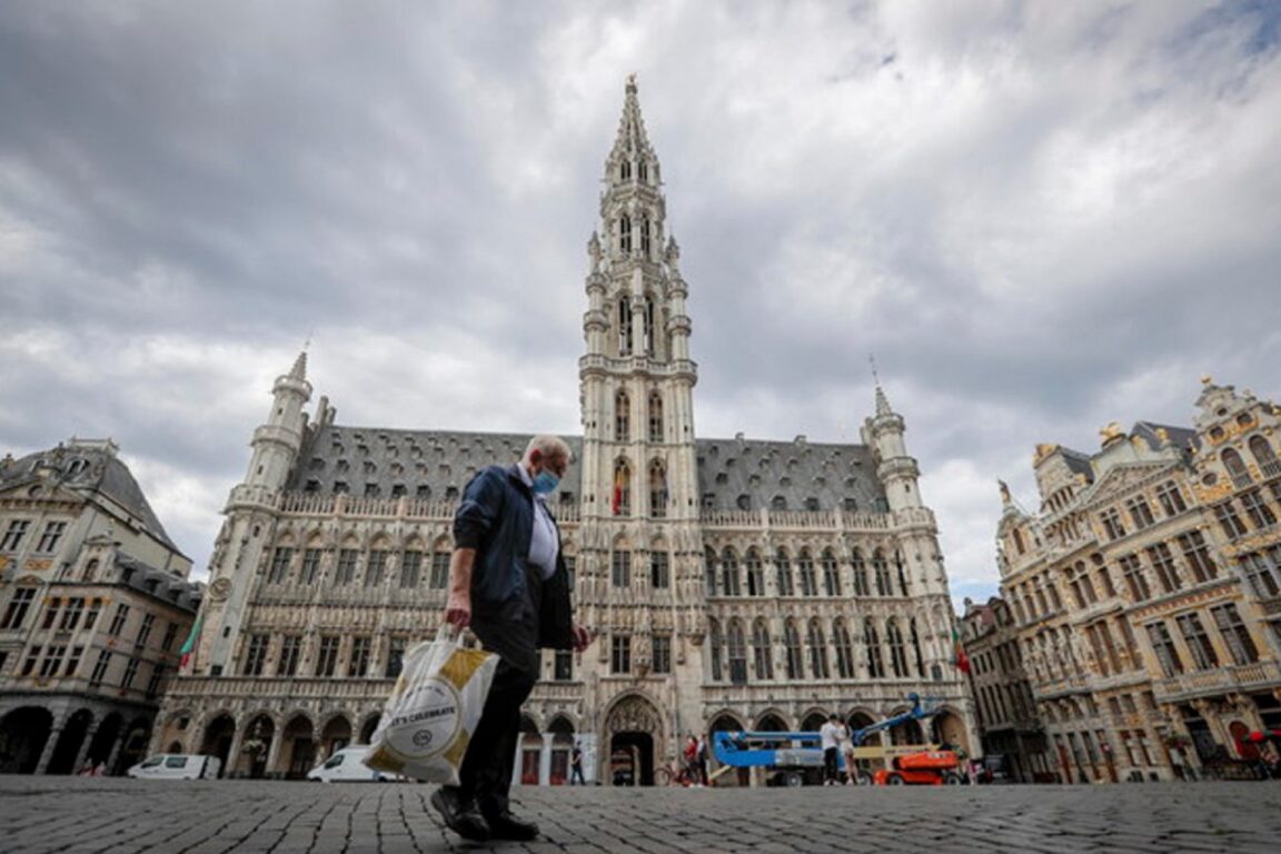 Uomo con la mascherina a Bruxelles, Belgio