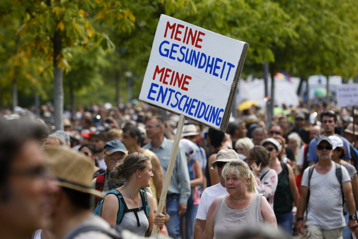 Coronavirus, a Berlino la polizia ferma il corteo dei negazionisti ...