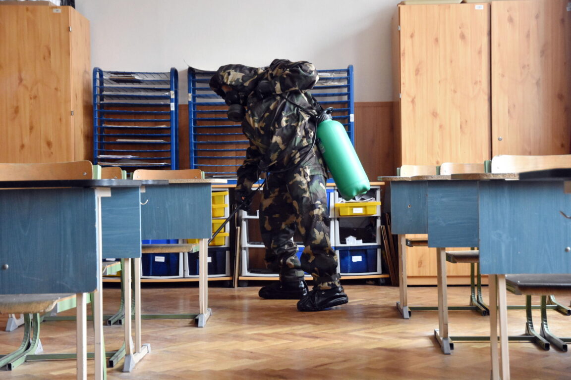 Sanificazioni in corso in una scuola di Szolnok, Ungheria