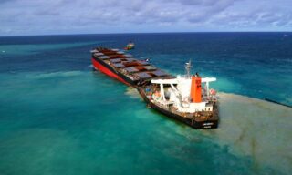 mauritius Mobilisation Nationale Wakashio |Il cargo giapponese MV Wakashio spezzato in due