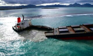 mauritius Mobilisation Nationale Wakashio |Il cargo giapponese MV Wakashio spezzato in due