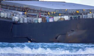 Oil spill off Mauritius after bulk carrier ship Wakashio hit the coral reefs EPA/STRINGER| Dettaglio del punto di frattura del cargo giapponese MV Wakasho