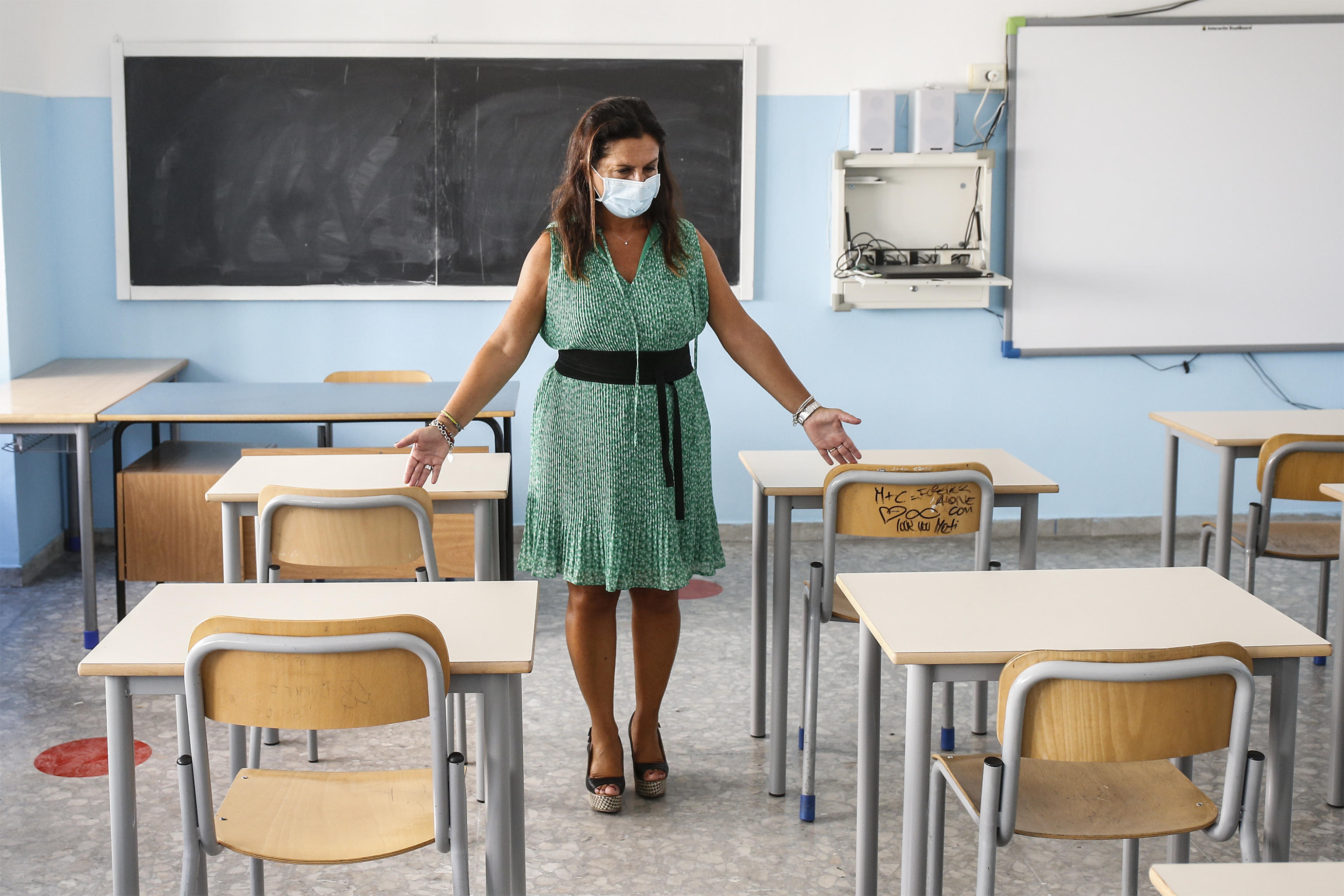 Si torna in classe ancora a colpi di Tar: i giudici riaprono in Campania, la Puglia verso il rinvio per le superiori Si torna in classe ancora a colpi di Tar: i giudici riaprono in Campania, la Puglia verso il rinvio per le superiori