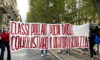 Il corteo degli studenti a Torino La protesta degli studenti a Torino contro le classi pollaio