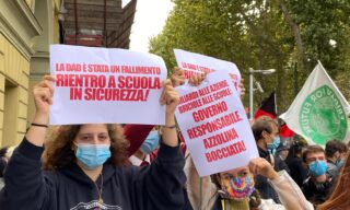 Il corteo degli studenti a Torino La protesta degli studenti a Torino, nel mirino la didattica a distanza e la ministra Azzolina