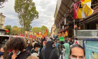 Il corteo degli studenti a Torino Le bandiere dei sindacati di base al corteo studentesco di Torino