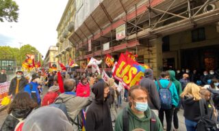 Il corteo degli studenti a Torino Le bandiere dei sindacati di base al corteo studentesco di Torino