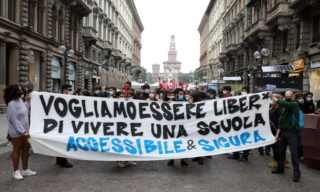 Il corteo studentesco a Milano Lo striscione che ha aperto il corteo degli studenti a Milano
