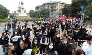 Il corteo studentesco a Milano A Milano la maggior parte dei manifestanti ha indossato le mascherine di protezione
