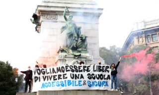 Il corteo studentesco a Milano Il flash mob organizzato dagli studenti in Largo Cairoli, a Milano