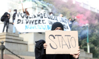Il corteo studentesco a Milano Il flash mob organizzato dagli studenti in Largo Cairoli, a Milano