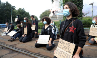 Il corteo studentesco a Milano Il flash mob organizzato dagli studenti in Largo Cairoli, a Milano