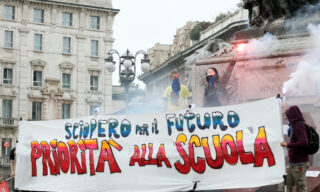 Il corteo studentesco a Milano Uno degli striscioni della protesta studentesca a Milano