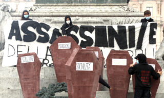 Il corteo studentesco a Milano L'accusa degli studenti di Milano, rivolta alle istituzioni, è di aver "assassinato" istruzione e socialità