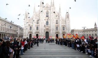 Il corteo studentesco a Milano Gli studenti in piazza Duomo a Milano