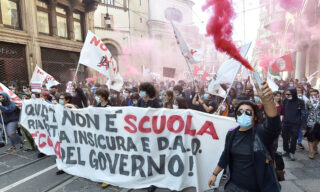 Il corteo degli studenti a Torino Lo striscione che ha aperto il corteo degli studenti a Torino