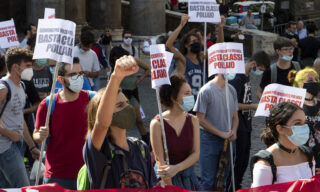 Il corteo degli studenti a Roma Il corteo degli studenti romani al Pantheon