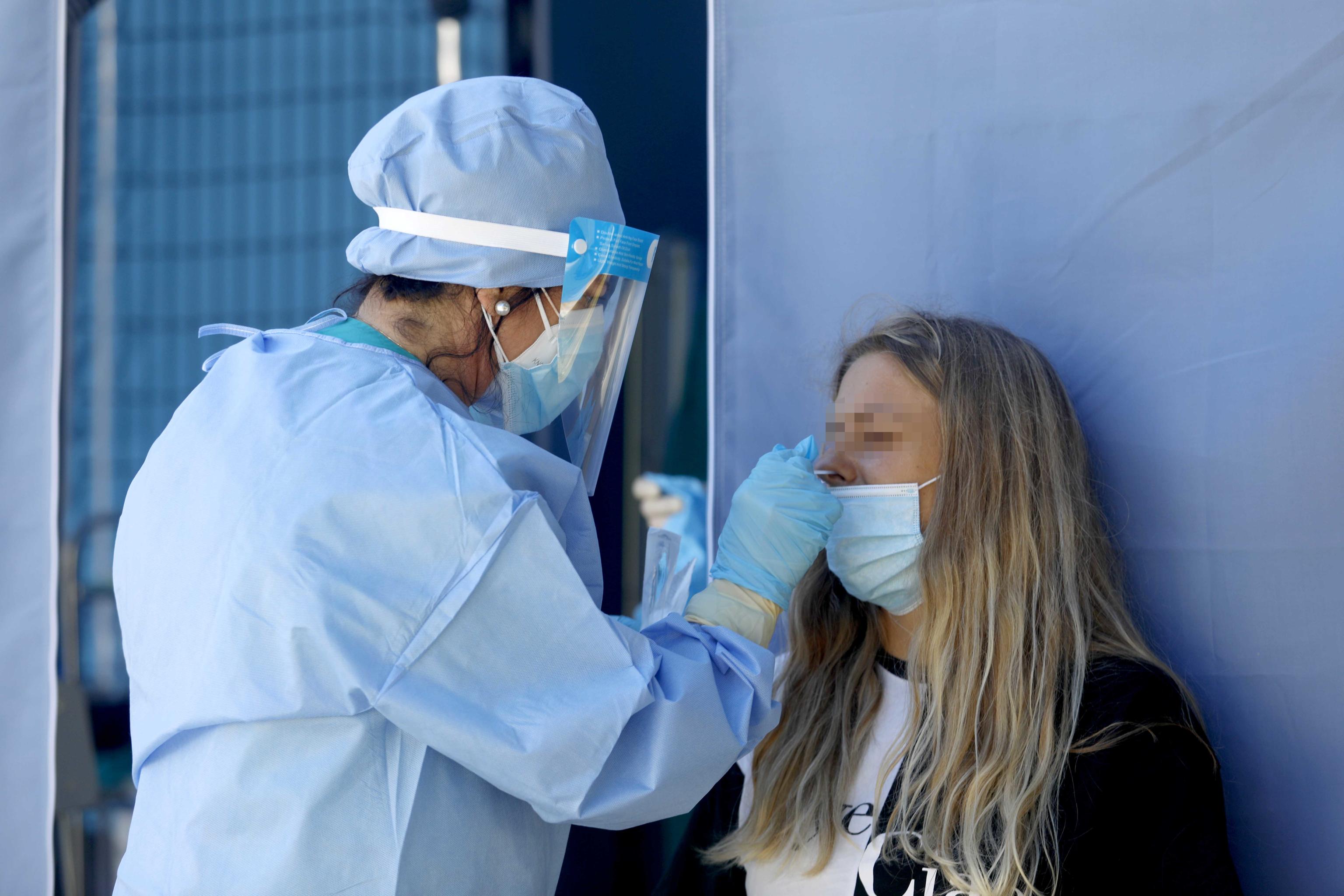Coronavirus, il monitoraggio delle Regioni: l’indice Rt scende sotto l’1. È il primo calo dopo cinque settimane Coronavirus, il monitoraggio delle Regioni: l’indice Rt scende sotto l’1. È il primo calo dopo cinque settimane