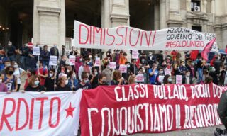 Il corteo degli studenti a Roma La manifestazione degli studenti sotto la sede del ministero dell'Istruzione a Roma