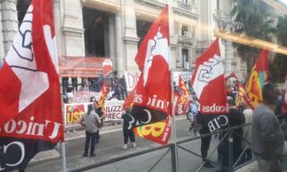 Il corteo studentesco a Roma La manifestazione degli studenti sotto la sede del ministero dell'Istruzione a Roma