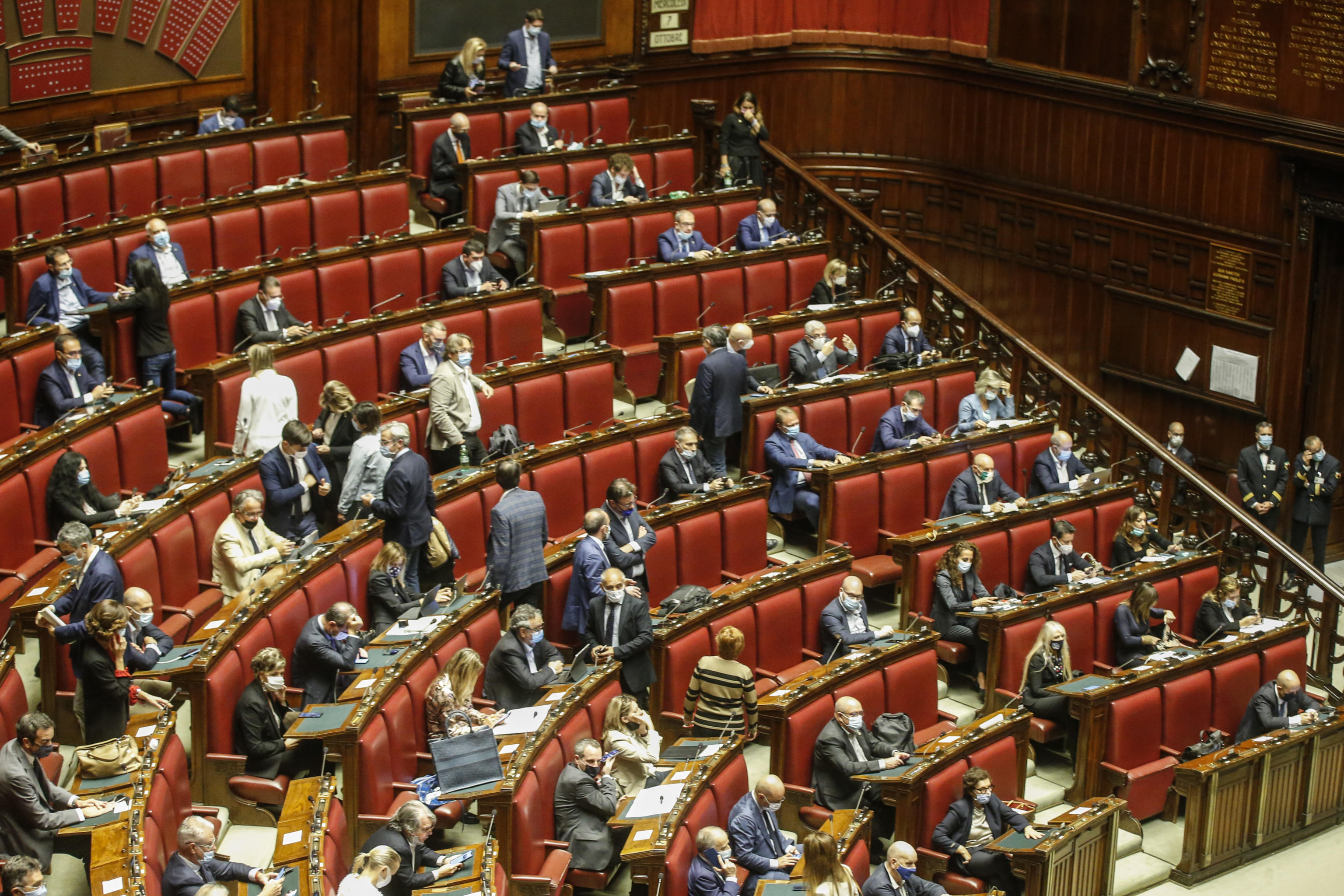 Conte ottiene la fiducia: 156 sì, 140 no, Nencini in maggioranza Conte ottiene la fiducia: 156 sì, 140 no, Nencini in maggioranza