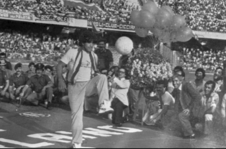 La presentazione di Diego Armando Maradona allo stadio San Paolo di Napoli, 5 luglio 1984