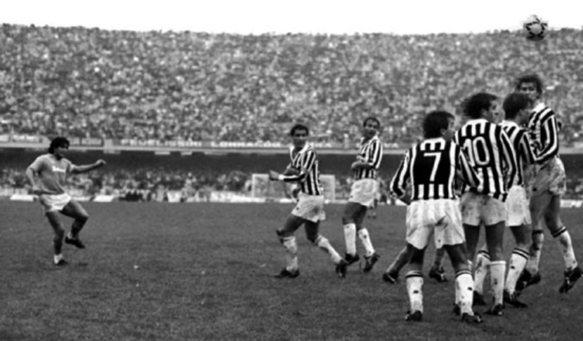 Maradona scocca il tiro vincente in Napoli - Juventus 1-0, Napoli, 3 novembre 1985