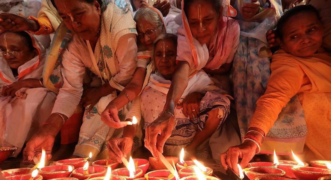 Donne indiane durante il Diwali, la festa delle luci indù