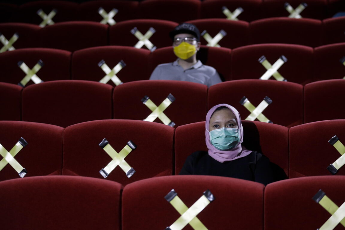 Distanza di sicurezza in un cinema, Giacarta, Indonesia