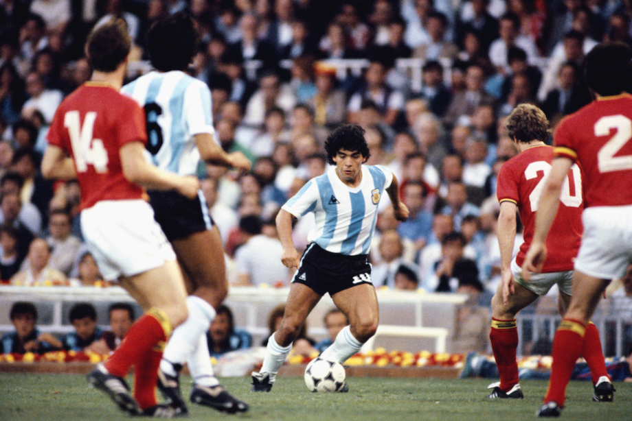 Maradona in azione con la maglia della Seleccion