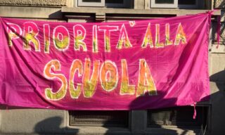 milano-liceo-bottoni-lezione-allaperto-2 milano-liceo-bottoni-lezione-allaperto-2