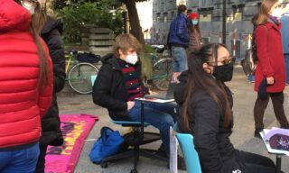 milano-liceo-bottoni-lezione-allaperto-5 milano-liceo-bottoni-lezione-allaperto-5