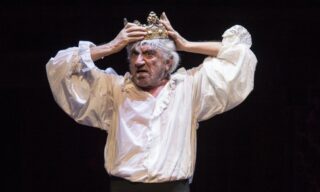 Gigi Proietti nei panni di Edmnd Kean dell'Otello di Shakespeare Gigi Proietti nei panni di Edmun Kean dell'Otello di Shakespeare