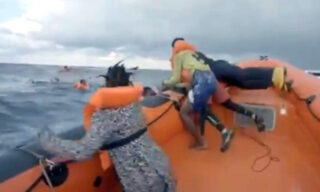Migranti:Guardia Costiera, inviati motovedetta ed elicottero Migranti:Guardia Costiera, inviati motovedetta ed elicottero