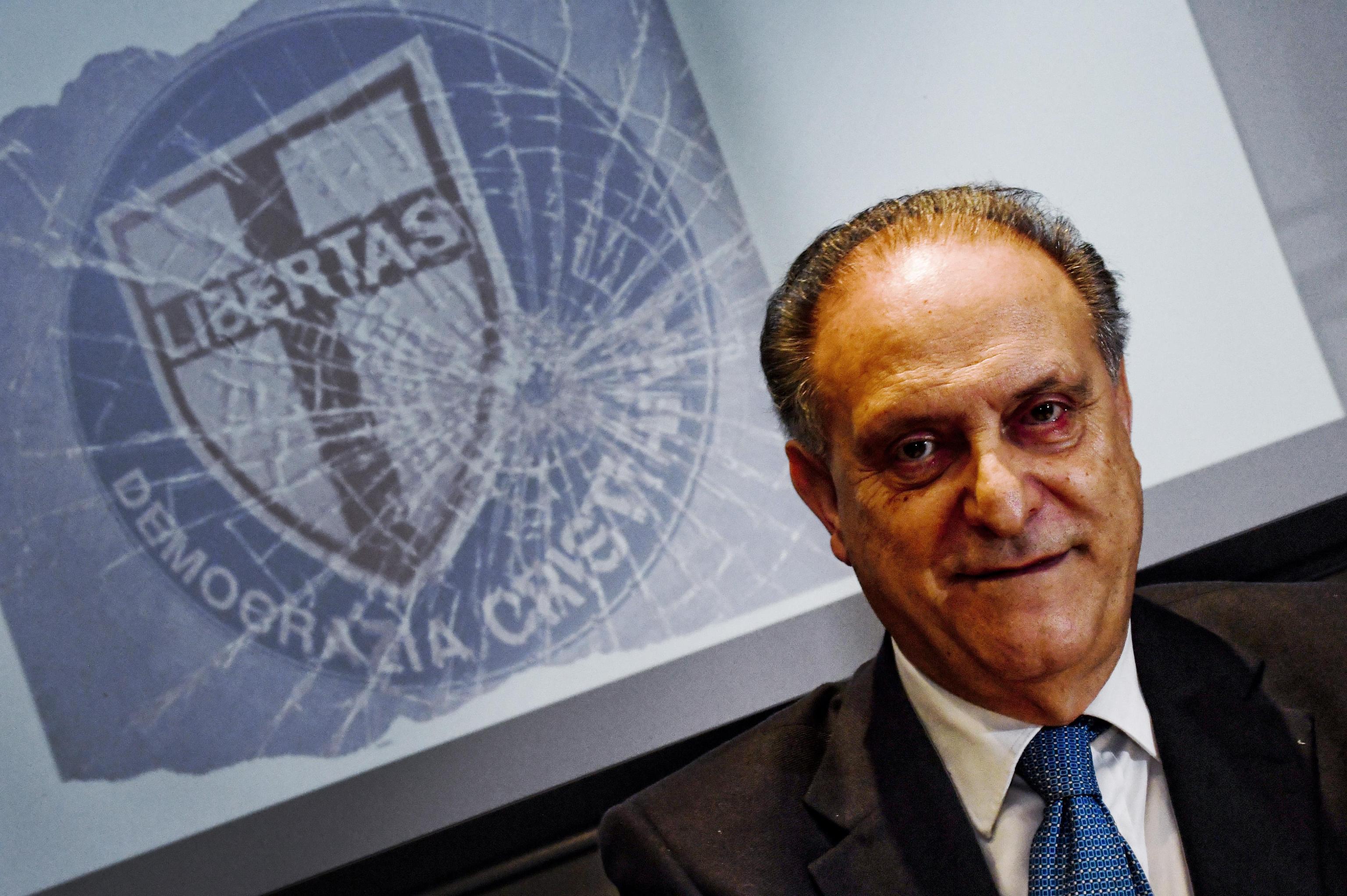 "Cesa indagato? Che strano, sul Fatto...". Porro ride in faccia a Travaglio: da godere "Cesa indagato? Che strano, sul Fatto...". Porro ride in faccia a Travaglio: da godere