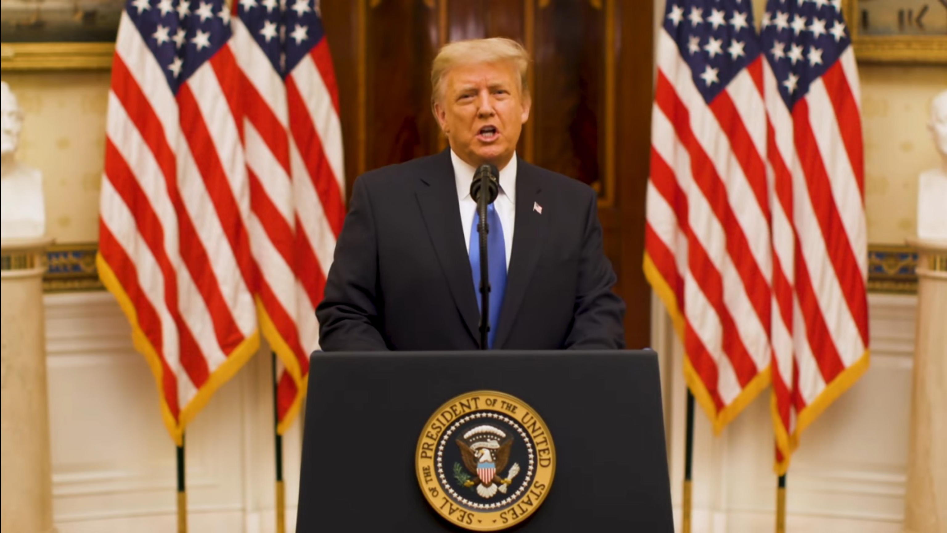 Prima di andar via, Trump grazia l’amico Steve Bannon (accusato per truffa) e altre 142 persone. C’è anche un italiano Prima di andar via, Trump grazia l’amico Steve Bannon (accusato per truffa) e altre 142 persone. C’è anche un italiano