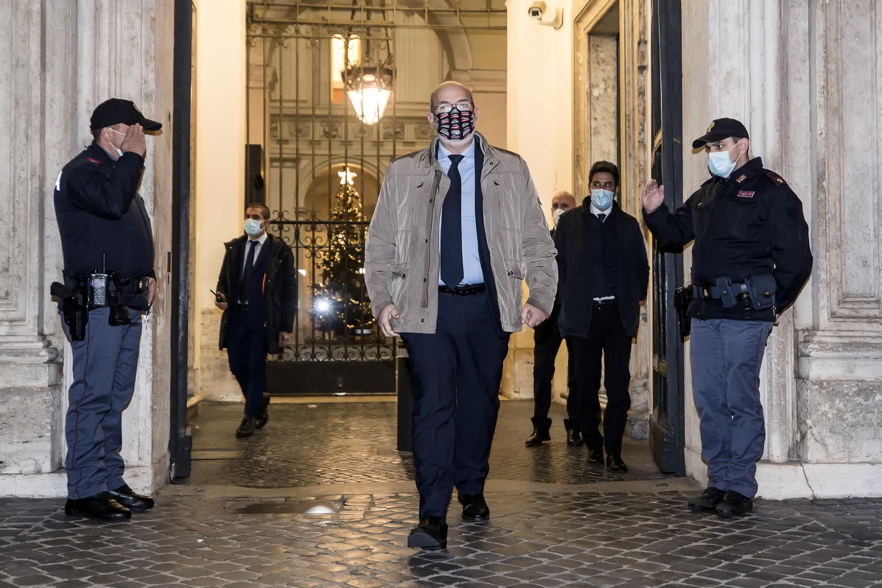 Crisi di governo, le paure dei Cinquestelle sul ritorno dei renziani. Crimi: «La porta è definitivamente chiusa» Crisi di governo, le paure dei Cinquestelle sul ritorno dei renziani. Crimi: «La porta è definitivamente chiusa»