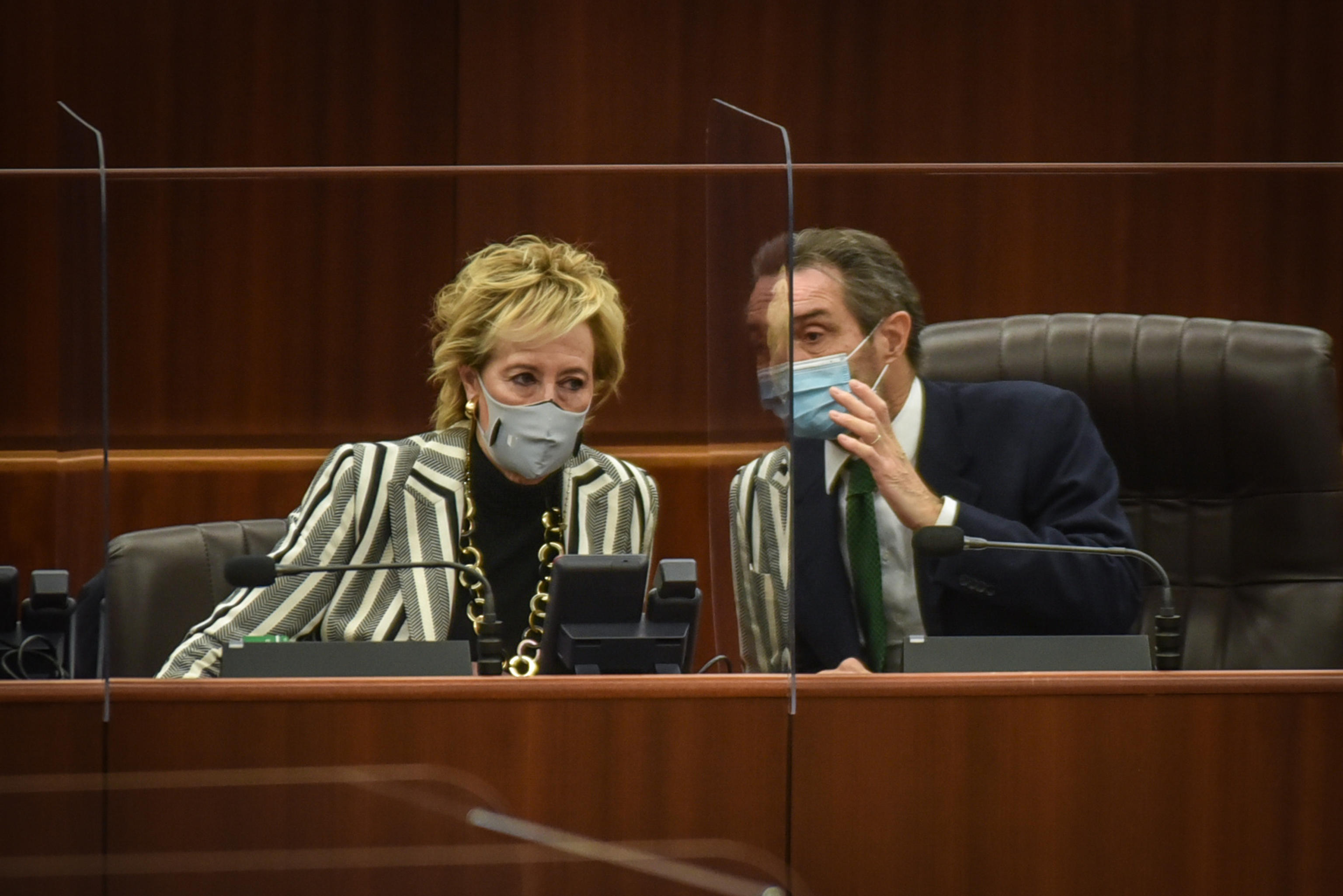 Lombardia rossa per errore, bagarre in Regione. A Fontana regalano un pallottoliere. Lui si difende: «Su di noi solo fake news» Lombardia rossa per errore, bagarre in Regione. A Fontana regalano un pallottoliere. Lui si difende: «Su di noi solo fake news»