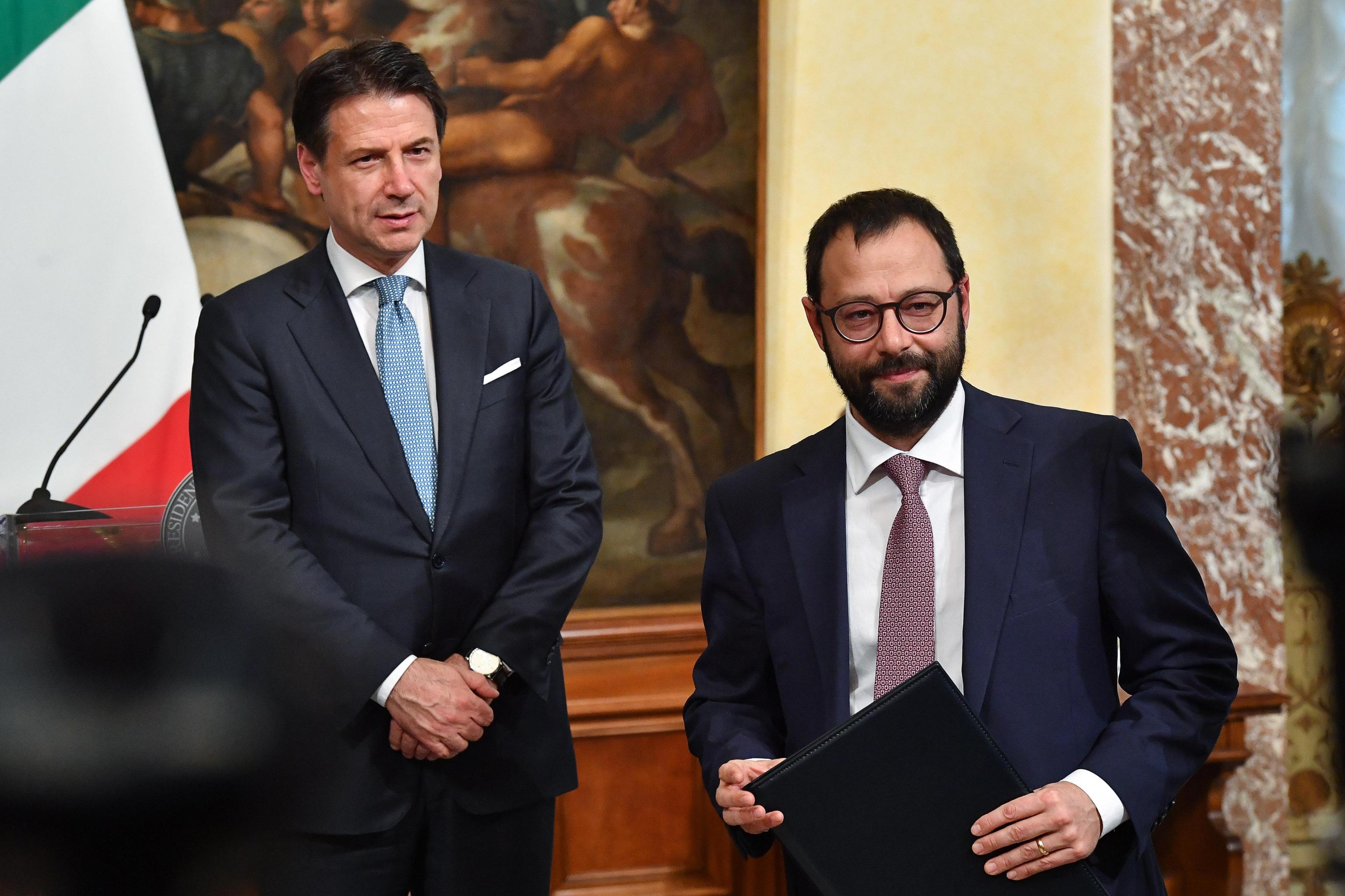 Dalla scelta di centrosinistra alla legge salva Mediaset, ecco perché per sostituire Conte spunta il nome dell’ingegnere Cinquestelle Patuanelli Dalla scelta di centrosinistra alla legge salva Mediaset, ecco perché per sostituire Conte spunta il nome dell’ingegnere Cinquestelle Patuanelli