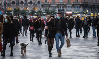 + Folla in centro a Milano, assembramenti ai Navigli + Folla in Duomo la domenica pomeriggio ultimo giorno di zona arancione a Milano, 31 Gennaio 2021. Ansa/Matteo Corner